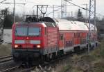 Rostock-Spezial 143 952-0 mit S2 G�strow-Rostock bei der Einfahrt im Rostocker Hbf.08.12.2011