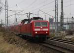 Rostock-Spezial 120 204-3 mit RE 4308 Rostock-Hamburg bei der Ausfahrt im Rostocker Hbf.12.12.2011