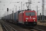 Rostock-Spezial 185 338-1 mit TEC 43761 von Rostock-Seehafen nach Seelze bei der Ausfahrt in Rostock-Dierkow.12.12.2011