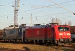 185 011-4 und RBH 123(143 941-3)warten in Rostock-Dierkow auf den ...