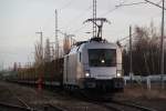 ES 64 U2-102 mit Holzzug von Rostock-Bramow nach Stendal-Niederg�rne stand ...