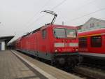 S-Bahn Rostock 143 303-6 mit S2 von Warnem�nde nach G�strow kurz nach der Ankunft im Bahnhof G�strow.28.01.2012