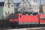 S-Bahn Rostock 143 303-6 mit S1 von Rostock Hbf nach Warnem�nde bei der Ausfahrt im Rostocker Hbf.29.01.2012