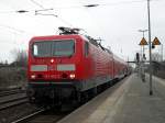 S-Bahn Rostock 143 852-2 steht mit S1 von Rostock Hbf Richtung Warnem�nde im Bahnhof Rostock-Bramow(19.03.10)