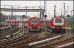 Eintrchtig nebeneinander stehen am 27.08.2011 jeweils ein Zug der Baureihe 474 (links) und 472 (rechts) in der Abstellgruppe von Hamburg-Altona.