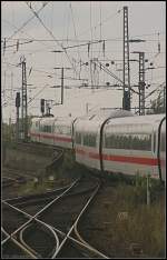 Durch das Gleisvorfeld von Hamburg-Altona schlngelt sich ICE673 am 27.08.2011.