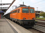 1142 635-3 mit Classic-Courier Sonderzug 348 von Warnemnde nach Bremen Hbf bei der Einfahrt im Rostocker Hbf.18.05.2016