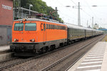 1142 635-3 mit Classic-Courier Sonderzug 348 von Warnemnde nach Bremen Hbf passiert um 20:30 den Tostedter Bahnhof.