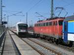 IC 2184 Hannover-Binz traf,am 06.April 2012,auf dem auf Ausfahrt wartenen ...