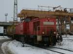 298 325-2 holte,am 14.Februar 2012,einen Tankcontainerwagen vom Anschlu� Gasstation in ...