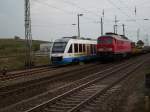 V300 OLA-Triebwagen 701 fuhr am Abend vom 27.April 2009 an 233 206 nach Lauterbach Mole bei der Ausfahrt aus Bergen/R�gen vorbei.