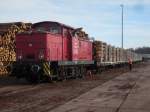 V60 PBSV-Lok Nr.06 am 28.Februar 2010 beim Abholen von Holzwagen aus dem Stralsunder S�dhafen.