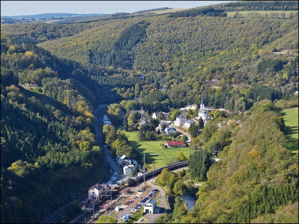 - Besuch bei unserer Z Anlage - Am Aussichtspunkt  Hockslay  oberhalb von Kautenbach sieht das Geschehen unten im Tal wie auf einer Z Anlage aus. Der IR 117 Liers - Luxemburg fhrt in den Keilbahnhof Kautenbach ein, whrend sich die Strecke nach Wiltz an der schnen Ortschaft vorbeischlngelt. 01.10.2012 (Jeanny)