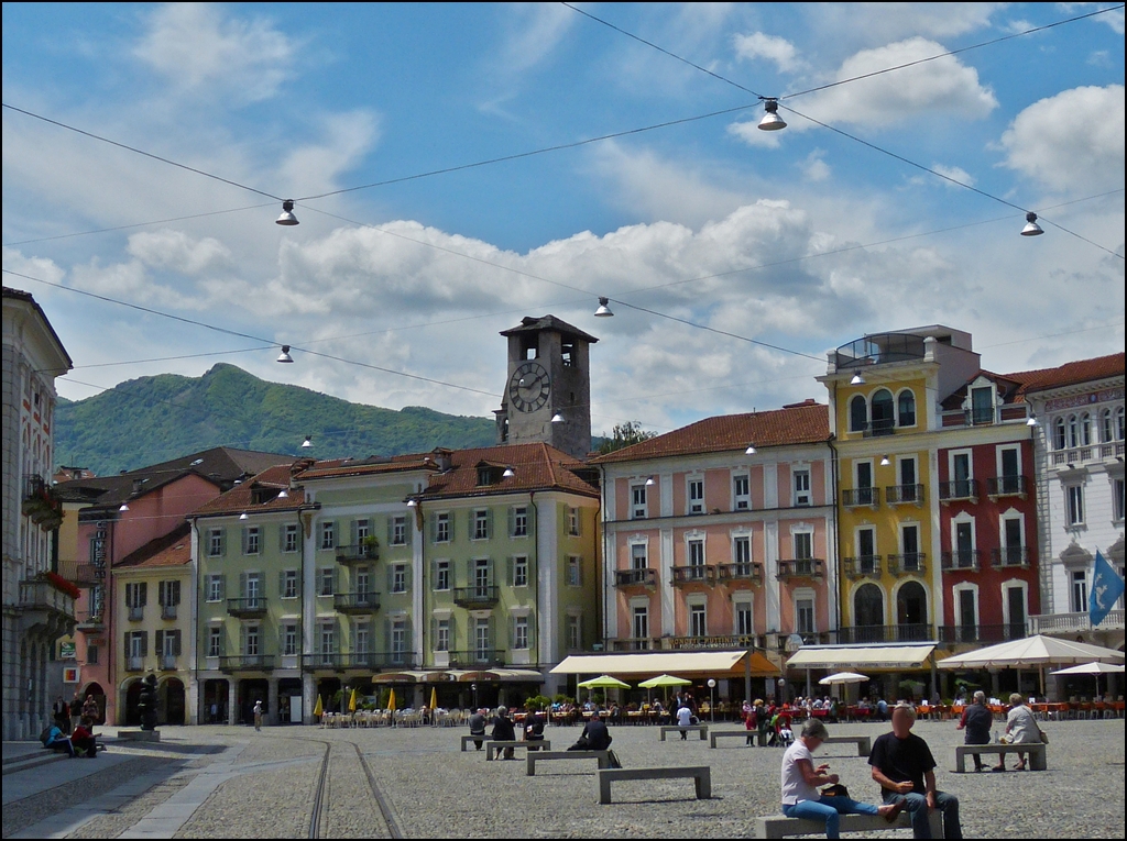 - Die Piazza Grande in Locarno, ein Bahnbild? - Die Piazza Grande in Locarno eignet sich heute wunderbar zum Flanieren und Verweilen, da sämtlicher Verkehr von diesem schönen Platz verbannt wurde. Leider auch die Centovalli-Bahn, deren Schienen man noch links im Bild sehen kann. Heute fährt die Centovalli-Bahn unterirdisch und kommt erst hinter Locarno wieder ans Tageslicht. (Die stürzenden Linien wurden absichtlich nicht ganz aus dem Bild verbannt). 23.05.2012 (Jeanny)