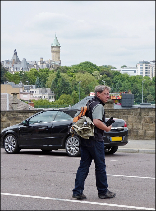 . Ein Tourist in der Stadt Luxemburg - Fu�g�nger�berwege scheint er nicht zu kennen. ;-) 14.06.2013 (Jeanny)