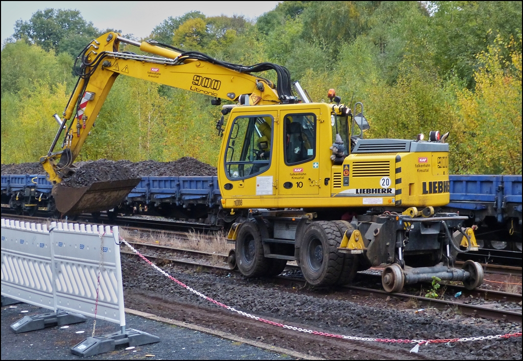 - Gleisbauarbeiten in Herdorf - Montags morgens (15.10.2012) hatte ich nochmal die Gelegenheit die Gleisbauarbeiten im Bahnhof von Herdorf zu beobachten. Der Fahrer des Zweiwegebaggers fhrte diese Arbeit bestimmt nicht zum ersten Mal durch, wenn man sah mit welcher Przision und Geschwindigkeit er arbeitete. (Hans)