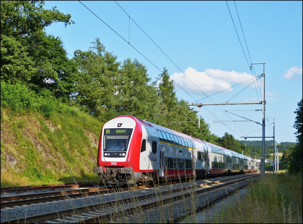 . Motiv verdeckt - Als am Abend des 25.07.2013 der leicht versptete IR 3818 Luxembourg - Gouvy dem Bahnhof von Wilwerwiltz entgegeneilte, wollte das hohe Gras entlang der Nordstrecke unbedingt mit auf's Bild. ;-) (Jeanny)