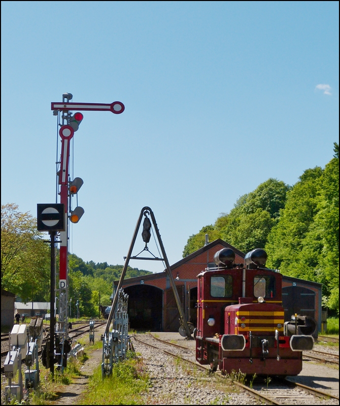 . Museumsbahn Train 1900 - Die kleine Deutz Lok N 33 aus dem Jahre 1957 (ex ARBED Differdange) posiert vor dem Schuppen in Fond de Gras. 03.06.2013 (Jeanny)