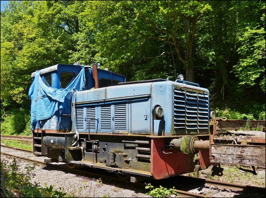 . Museumsbahn Train 1900 - Leider auch in einem sehr schlechten Zustand prsentierte sich am 02.06.2013 noch eine Jung Lok in Fond de Gras. (Hans) 

Es ist eine kleine hydraulische Diesellokomotive, die bei der Firma Jung in Jungental hergestellt wurde. Es gibt sie in verschiedenen Versionen fr Streckenbetrieb mit Redukter oder Industriebetrieb mit hydraulischem Antrieb.

Die 250 PS starke Maschine wurde 1966 an ARBED-Schifflingen geliefert. Sie lief dort Kabine an Kabine mit ihrer Schwester gekuppelt. Bei der Fusion der Lokbetriebe der ARBED wurden sie einzeln in Belval eingesetzt bis sie berzhlig wurden. Nach langen Verhandlungen konnte die AMTF einen ihrer Finanzen entsprechenden Kaufpreis erreichen, dennoch mute man feststellen, da der Motor sauer war. Zustzliche Kosten waren fr die Austauschteile bei MTU (Mercedes) zu erwarten, doch Mechaniker vom TICE haben unentgeltlich gute Arbeit geleistet. Nachdem die meisten Beulen aus der Karosserie ausgebessert wurden, ist sie blau gestrichen worden. Die Leistung der Lok gengt nicht um einen 3-Wagen Zug die Steigung von Petingen hochzuziehen.

Die technischen Daten:
No: 30
Hersteller: Jung, Jungental
Fabriknummer: 13870
Baujahr: 1966 
Motor: Jung  250 PS
Herkunft: ARBED-Schifflange
