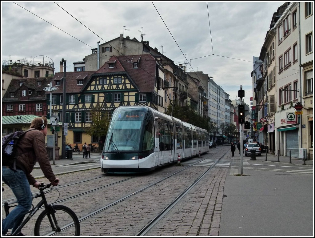 . Pleiten, Pech und Pannen - Auch Radfahrer können die Citadis Tram auf dem Pont National in Strasbourg zufahren. 28.10.2011 (Jeanny)