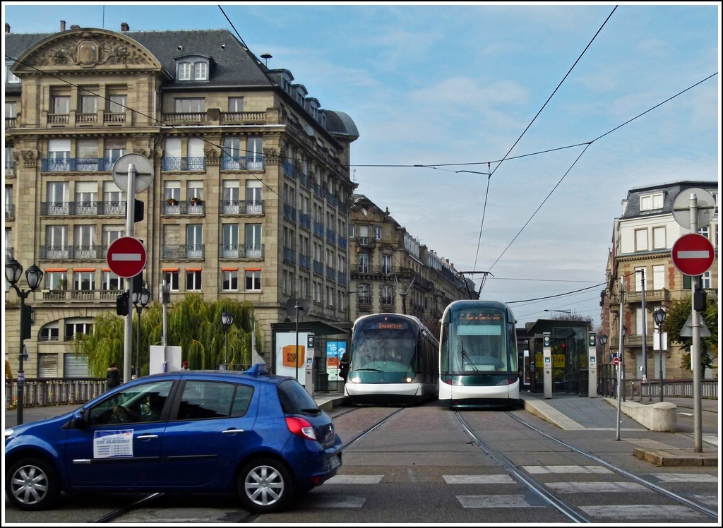 . Pleiten, Pech und Pannen - Ein Auto fährt mir durchs Bild, als ich die beiden Trams (rechts Citadis, links Eurotram) an der Haltestelle Gallia in Strasbourg fotografieren wollte. 29.10.2011 (Jeanny)