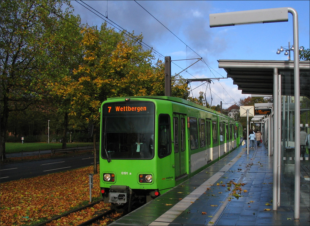 . Stadtbahnzug der Reihe 6000 (Duewag) an der Haltestelle Stadionbrcke. 01.11.2006 (Jonas)