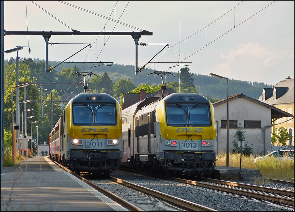 . Zugbegegnung in Wilwerwiltz - Der IR 3818 Luxembourg - Gouvy (3013) erreichte am 25.07.2013 den Bahnhof von Wilwerwiltz mit leichter Verspätung, deshalb musste der IR 120 Liers - Luxembourg (3011) dort warten, da kurz hinter Wilwerwiltz ein eingleisiger Abschnitt der Nordstrecke beginnt. (Jeanny)