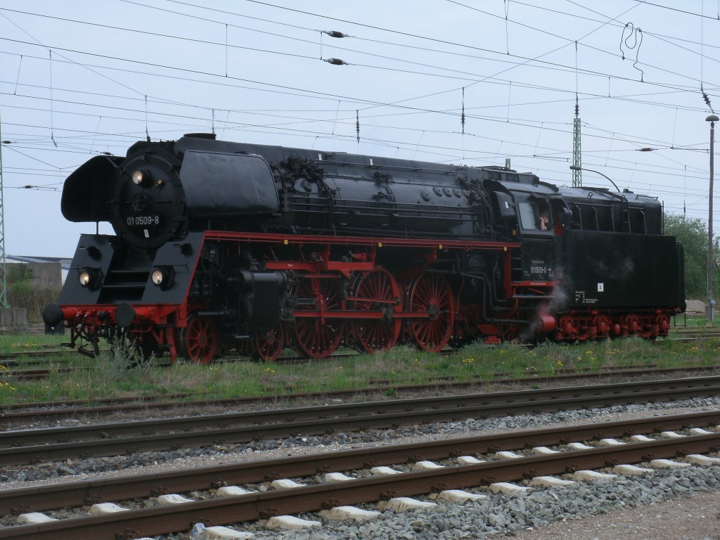 01 0509(Press) kam auch in diesem Jahr wieder zum Bahnhofsfest nach Putbus.Am Nachmittag vom 11.Mai 2013 ging es f�r die Lok wieder zur�ck nach Cottbus.In Bergen/R�gen gab es einen Lokwechsel wo die Dampflok den Sonderzug aus Binz von der PRESS 145 023 �bernahm.