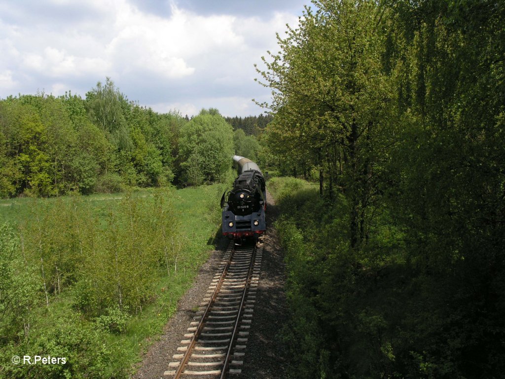 01 509 zieht kurz vor Marktschorgast ein Sonderzug nach Neuenmarkt-Wirsberg. 22.05.10