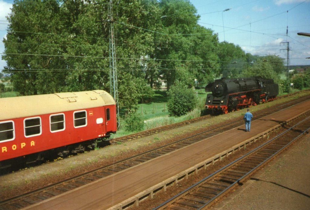 01 519(Eisenbahnfreunde Zollernbahn) war im Jahr 1998 in Weiterstadt.Hier kurz vor dem ansetzen an den Zug(Gescannt)