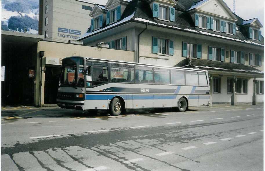 (011'522) - AFA Adelboden - Nr. 5/BE 26'705 - Setra (ex Nr. 25) am 27. Februar 1995 beim Bahnhof Frutigen