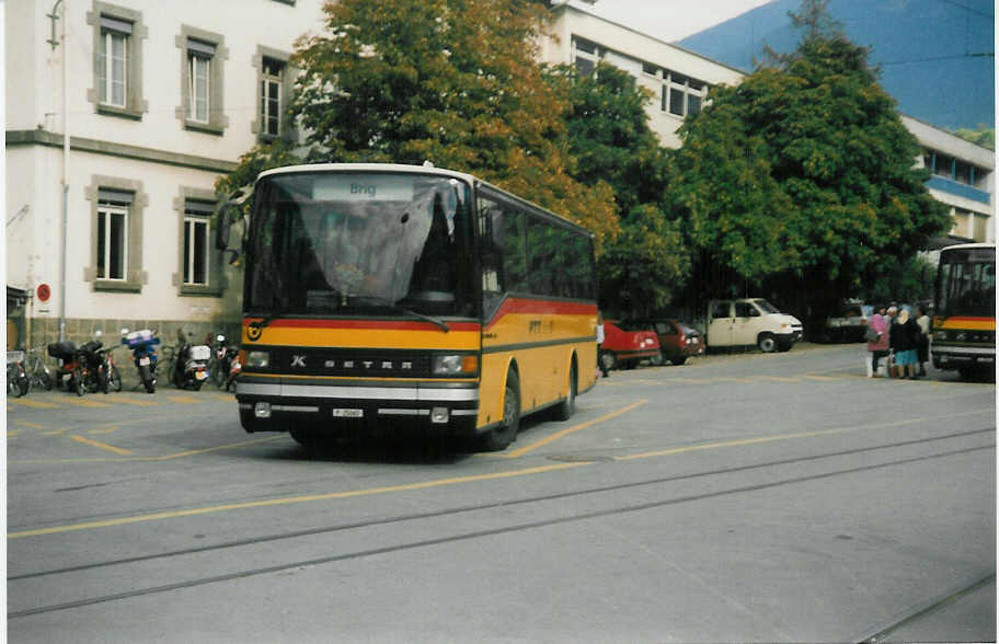 (013'127) - PTT-Regie - P 25'062 - Setra am 3. Oktober 1995 beim Bahnhof Brig