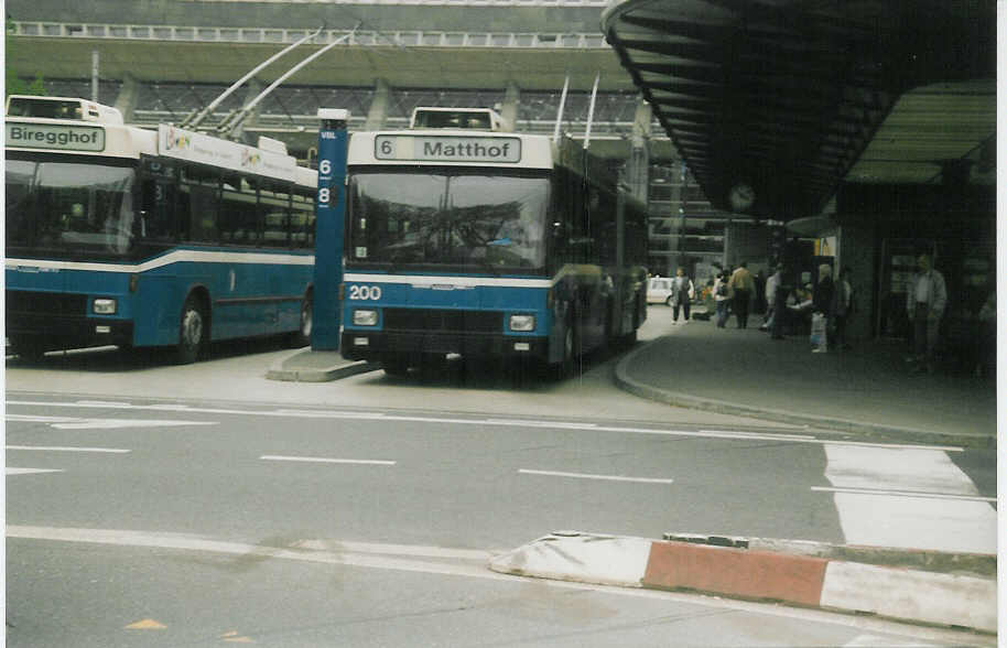 (013'920) - VBL Luzern - Nr. 200 - NAW/Hess Gelenktrolleybus am 23. April 1996 beim Bahnhof Luzern