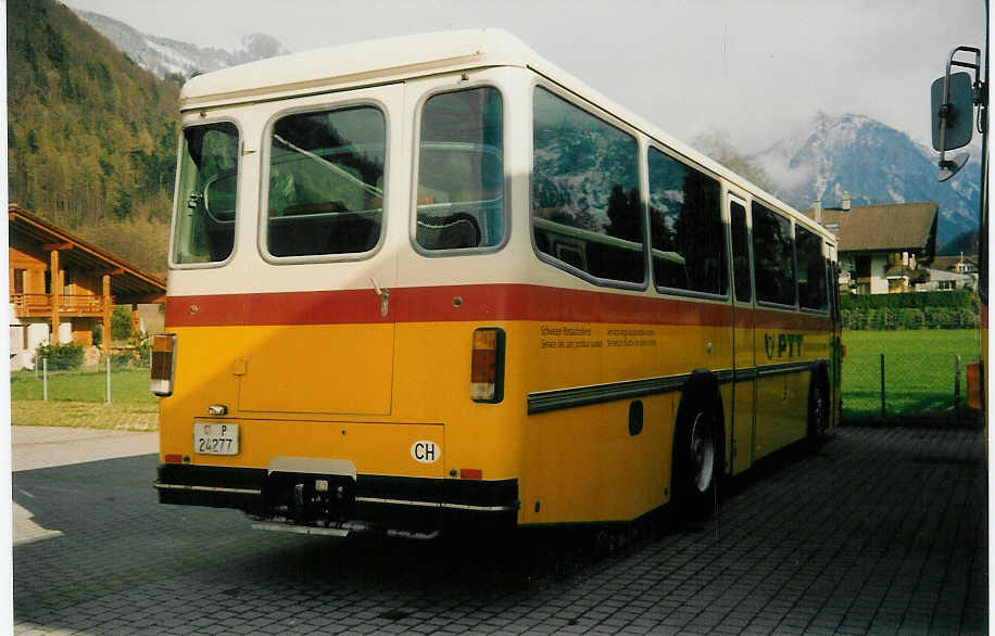 (016'800B) - PTT-Regie - P 24'277 - Saurer/R&J am 29. M�rz 1997 in Meiringen, Garage