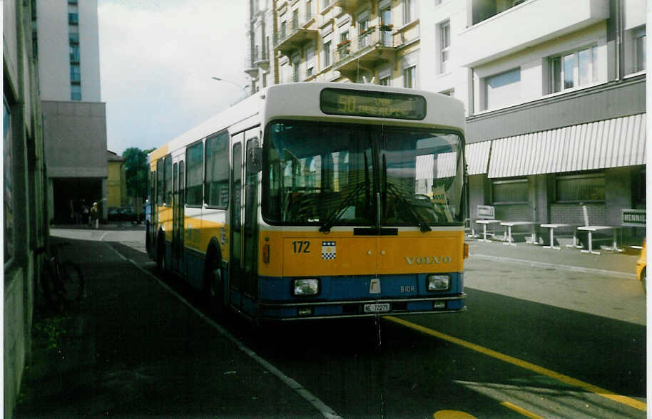 (019'910) - TC La Chaux-de-Fonds - Nr. 172/NE 72'275 - Volvo/R&J am 7. Oktober 1997 beim Bahnhof La Chaux-de-Fonds