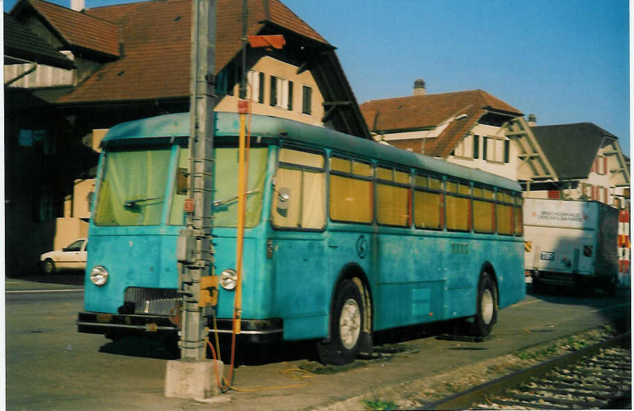 (020'400) - Kafi-Bus, Seftigen - FBW/R&J (ex AFA Adelboden Nr. 15; ex Morattel, S�deilles; ex P 25'504) am 18. Oktober 1997 beim Bahnhof Seftigen