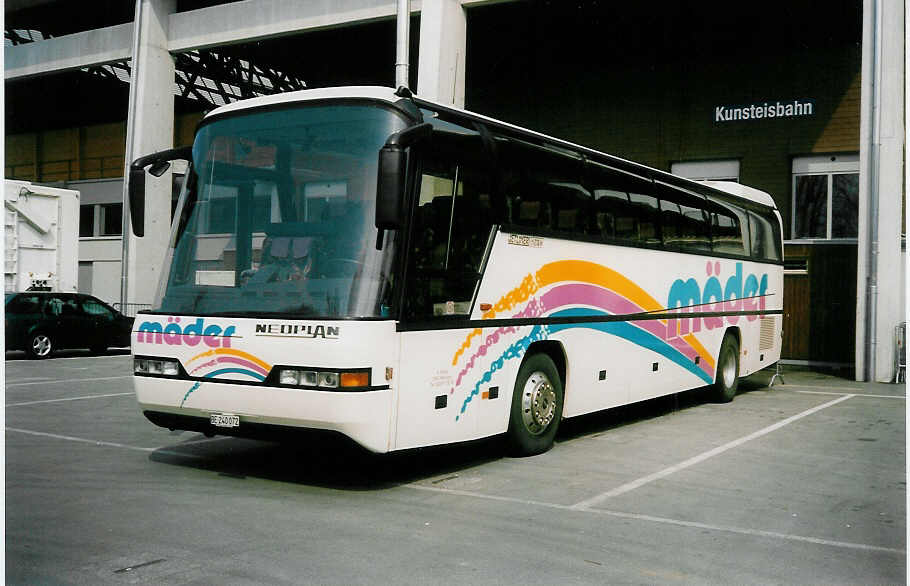 (022'234) - Mder, Meiringen - BE 240'072 - Neoplan am 1. April 1998 in Thun, Grabengut