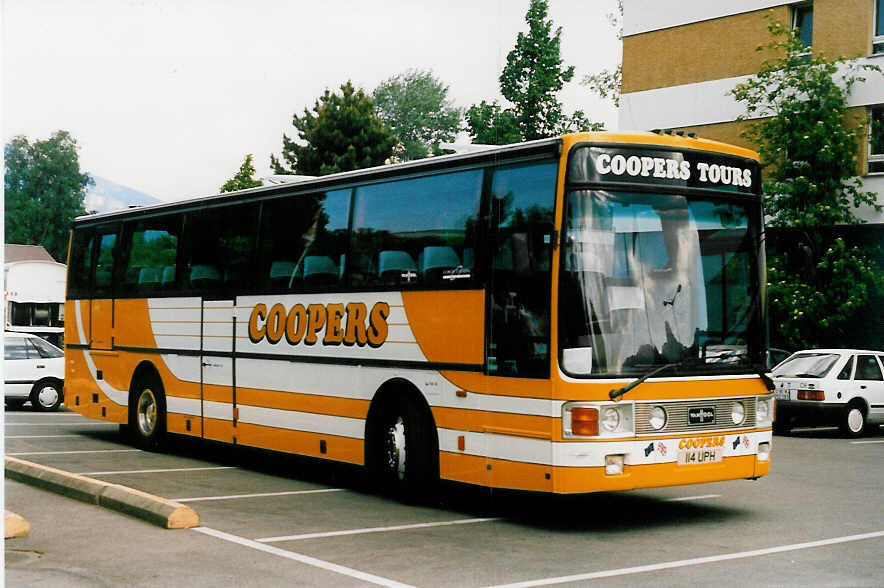 (022'717) - Aus England: Coopers, Killamarsh - 114 UPH - Van Hool am 18. Mai 1998 in Thun, Hotel Holiday