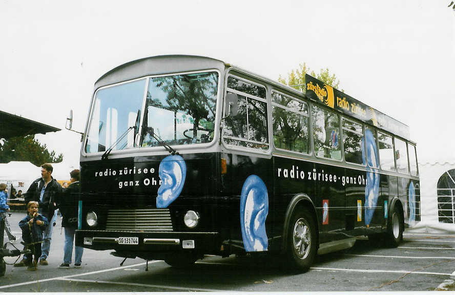 (026'529) - Radio Z�risee, Rapperswil - SG 131'744 - FBW/T�scher (ex VZO Gr�ningen Nr. 32) am 3. Oktober 1998 in R�ti, Sonnenplatz