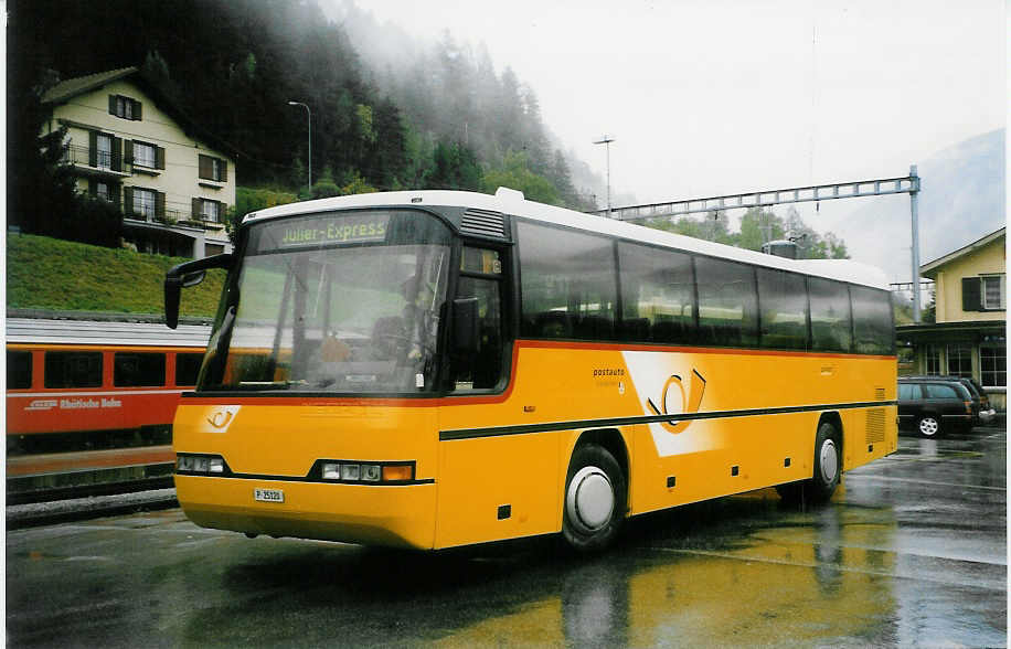 (026'901) - PTT-Regie - P 25'120 - Neoplan am 7. Oktober 1998 beim Bahnhof Tiefencastel