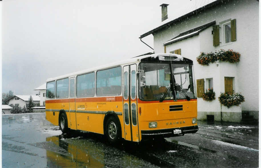 (026'906) - Frigg, Zernez - GR 75'004 - Saurer/T�scher am 7. Oktober 1998 in Zernez, Garage