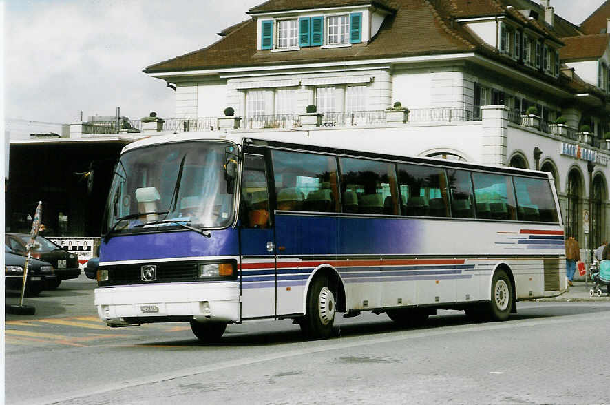 (027'321) - Bienz, Kssnacht - BE 418'167 - Setra am 11. Oktober 1998 beim Bahnhof Thun