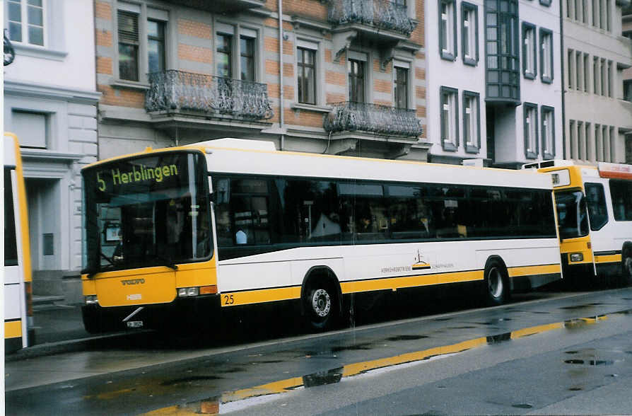 (027'836) - VBSH Schaffhausen - Nr. 25/SH 38'025 - Volvo/Hess am 16. November 1998 beim Bahnhof Schaffhausen