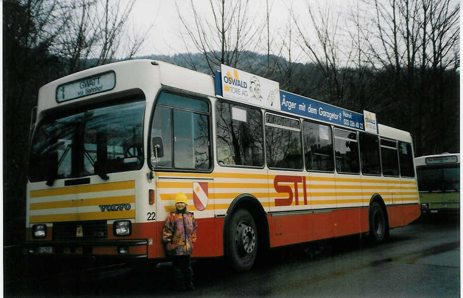 (028'315) - STI Thun - Nr. 22/BE 419'022 - Volvo/R&J (ex SAT Thun Nr. 22) am 20. Dezember 1998 bei der Schiffl�ndte Thun