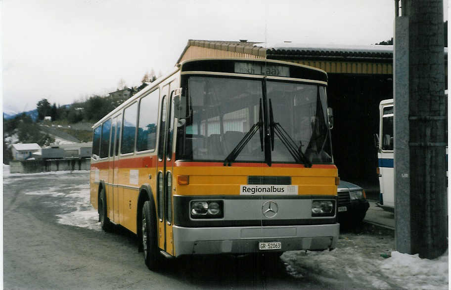 (028'630) - Stuppan, Flims - GR 52'063 - Mercedes/T�scher (ex Th�ni, Flims) am 1. Januar 1999 in Laax, Garage