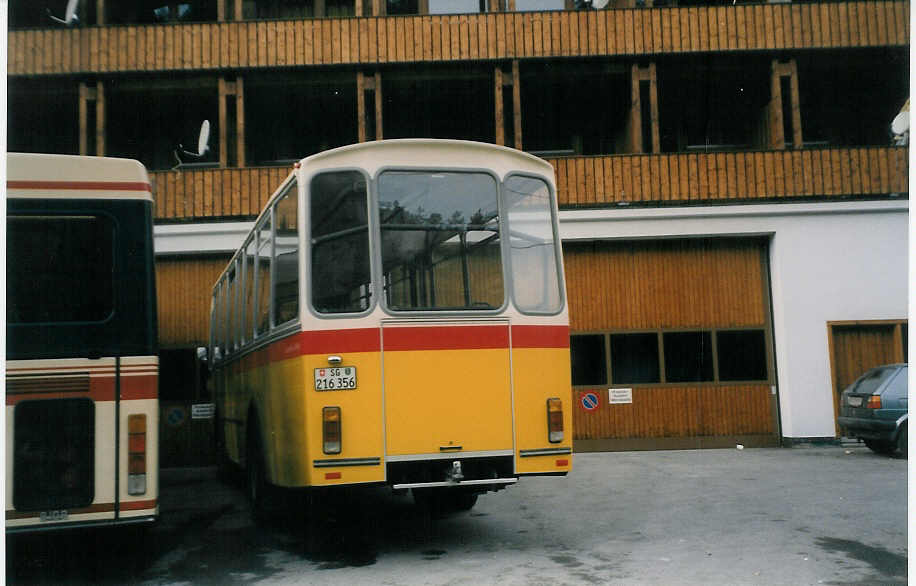 (028'632) - Stuppan, Flims - SG 216'356 - Saurer/T�scher-R&J (ex P 24'662) am 1. Januar 1999 in Laax, Garage