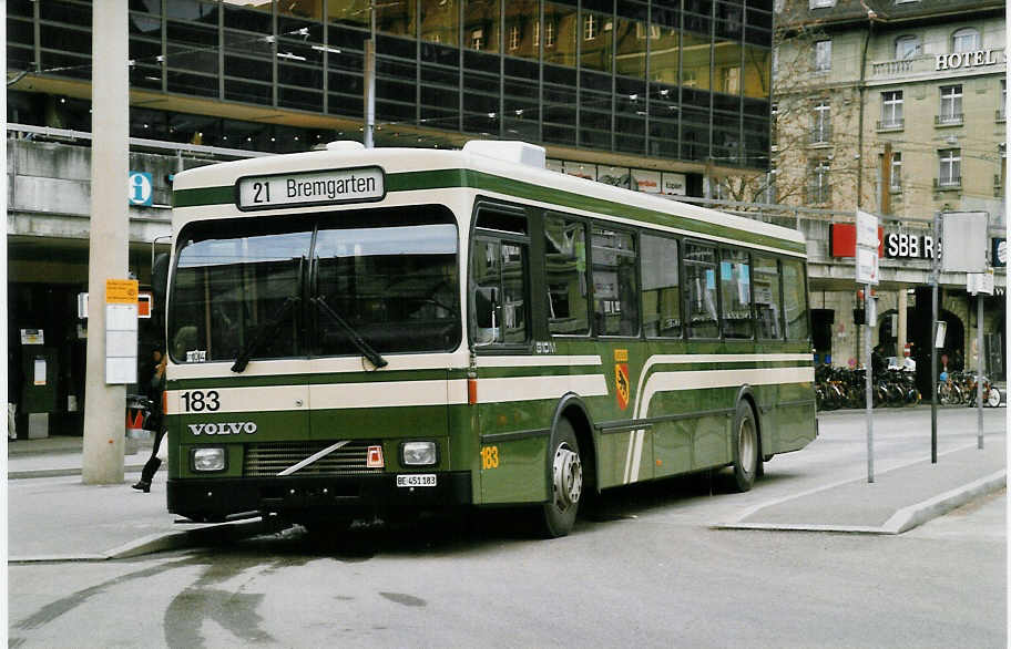 (029'821) - SVB Bern - Nr. 183/BE 451'183 - Volvo/Gangloff am 1. M�rz 1999 beim Bahnhof Bern