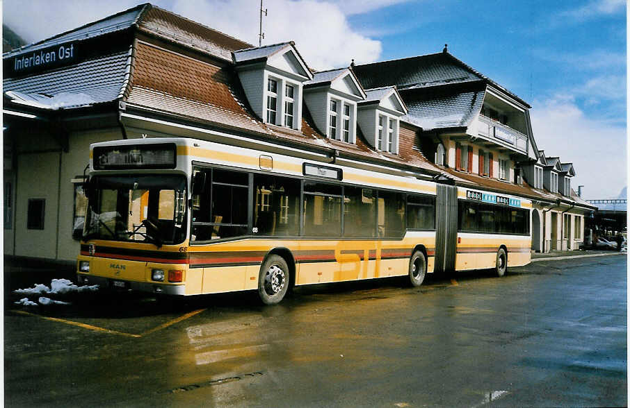 (029'902) - STI Thun - Nr. 68/BE 458'568 - MAN am 6. M�rz 1999 beim Bahnhof Interlaken Ost