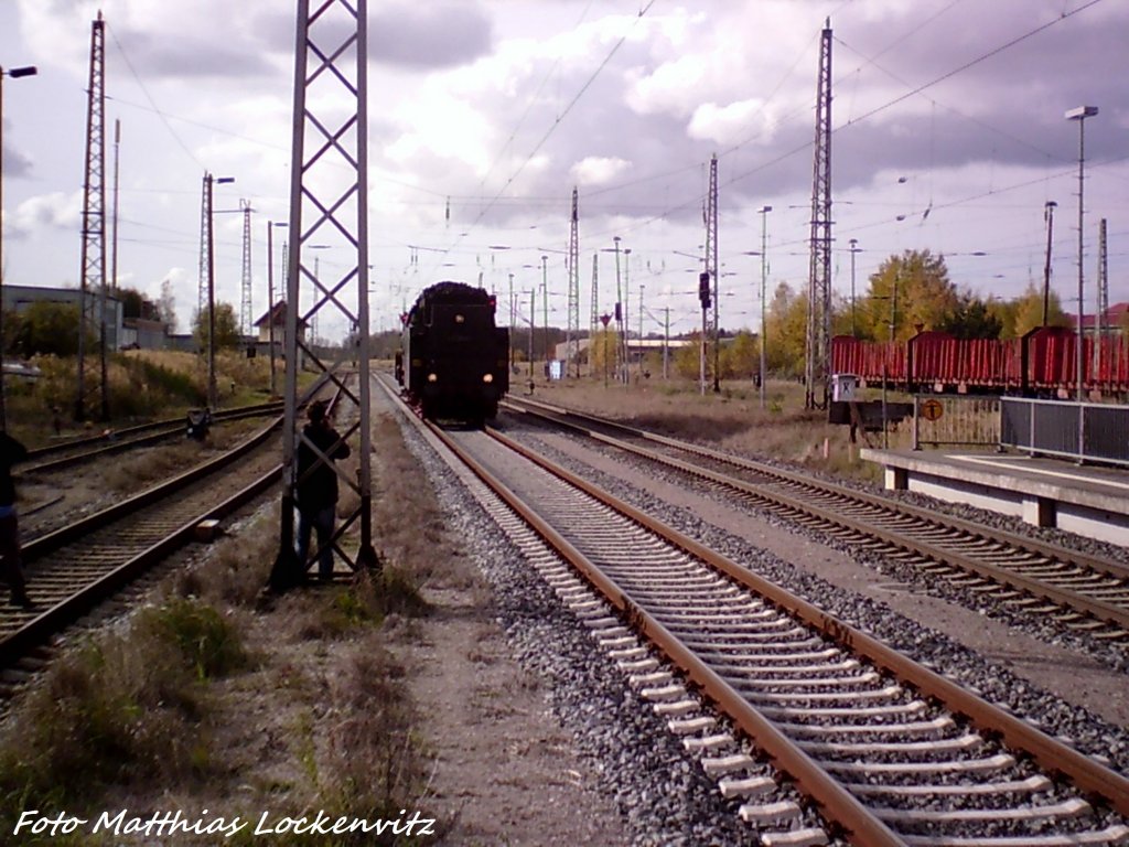 03 1010 bei der Einfahrt in den Bahnhof Bergen auf R�gen am 27.10.12