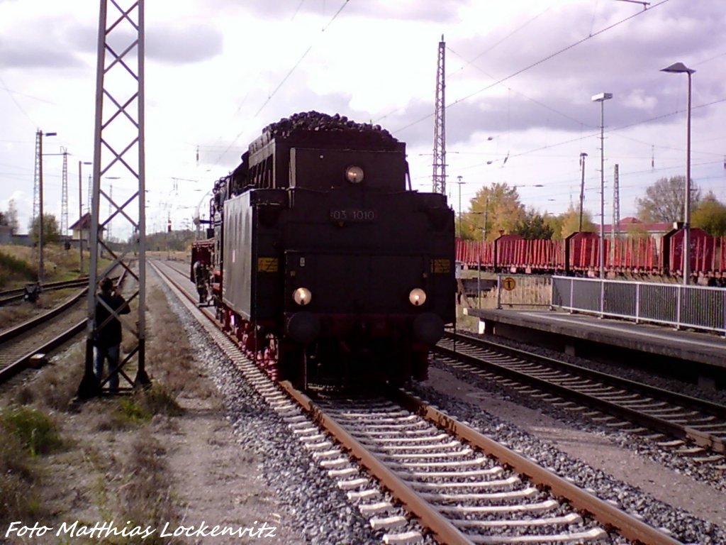 03 1010 bei der Einfahrt in den Bahnhof Bergen auf R�gen am 27.10.12